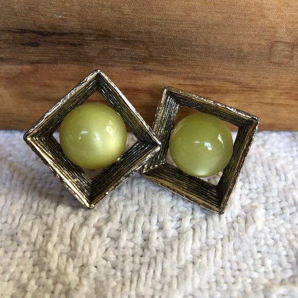 VTG 1950s Moonglow Lucite Screw Back Earrings Yellow-Green Gold Tone Geometric - Picture 4 of 7